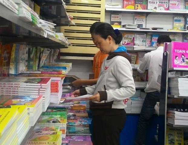 Mua sách vở, dụng cụ học tập đã làm nhiều gia đình đuối nhưng đây mới chỉ là bước khởi đầu để con đến trường