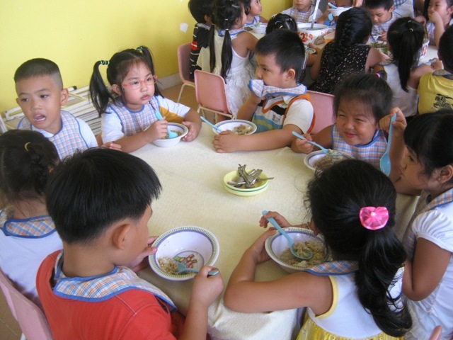 TPHCM gặp khó khi nâng tỷ lệ trường mầm non chuẩn quốc gia - 1 Ở TPHCM, mầm non là bậc học thiếu trường lớp và thiếu giáo viên nhiều nhất