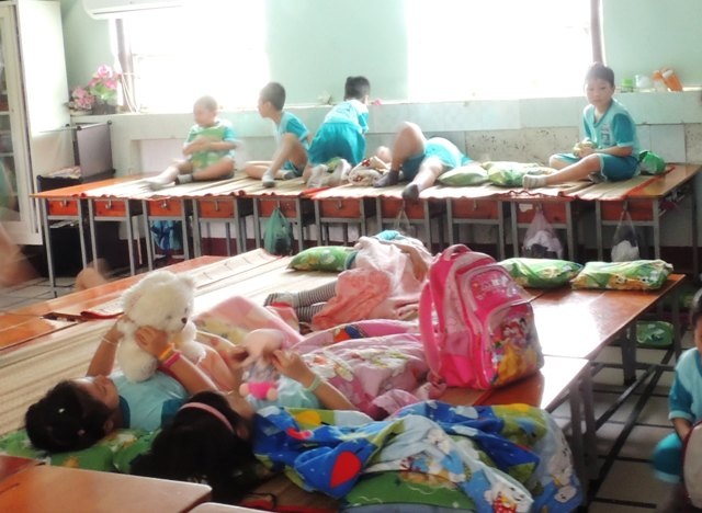 Trò dậy thì sớm, nhà trường theo không kịp - 2 Thiếu cơ sở vật chất, học sinh nhiều trường tiểu học phải xếp bàn làm chỗ ngủ