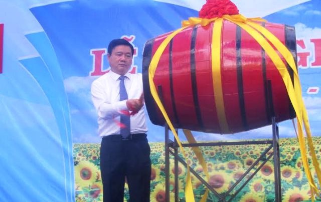 Lãnh đạo Đảng, Nhà nước dự khai giảng cùng các em học sinh - 12 Bí thư Đinh La Thăng trực tiếp đánh hồi trống khai trường cùng với thầy trò của trường nhà trường cũng như gặp gỡ, hỏi han, động viên các em học sinh bước vào năm học mới với nhiều niềm vui, kết quả tốt.