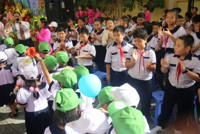 Dành “đất” đón học trò lớp 1 trong lễ khai giảng - 5 Cha mẹ, thầy cô và các anh chị lớp trên chào đón các em học sinh lớp 1 trong lễ khai giảng