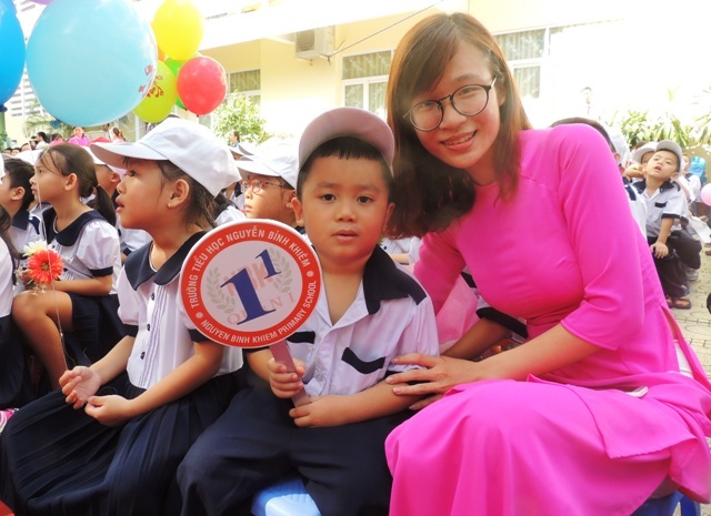 Dành “đất” đón học trò lớp 1 trong lễ khai giảng - 10 Giáo viên dành nhiều quan tâm, sự ân cần để tạo niềm vui, hứng khởi cho các em