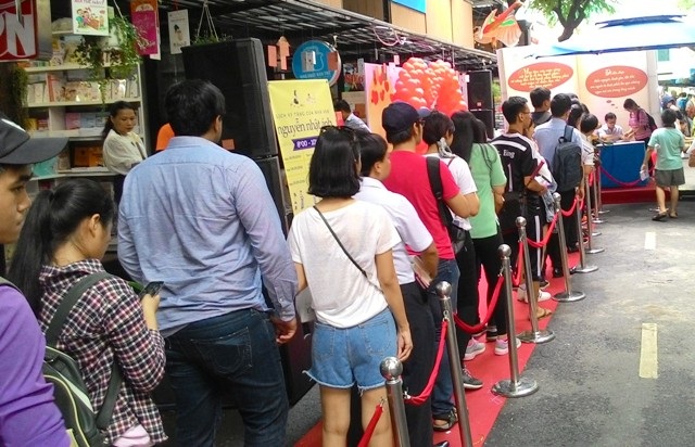 Bạn trẻ nối đuôi nhau xin chữ ký nhà văn Nguyễn Nhật Ánh - 2 Dòng người không hề có cảnh chen lấn xô đẩy hay những lời to tiếng, khó chịu
