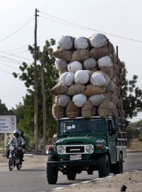 Những kiểu chở hàng "chẳng giống ai" ở châu Phi - 16