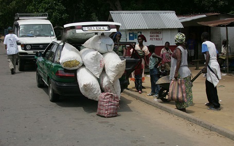 Những kiểu chở hàng "chẳng giống ai" ở châu Phi - 6