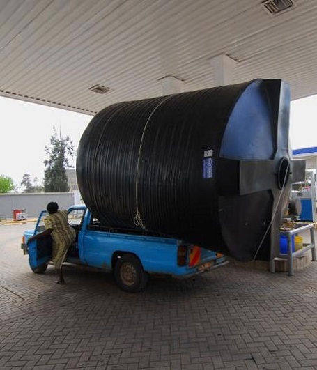 Những kiểu chở hàng "chẳng giống ai" ở châu Phi - 9