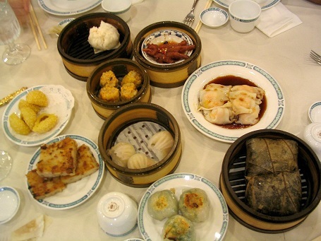 Bữa sáng truyền thống của Trung Quốc khá đa dạng, tùy từng vùng khác nhau. Tuy nhiên phổ biến nhất vẫn là Dim Sum và một số món khác làm từ gạo.