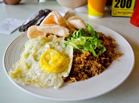 Ở Indonesia, Nasi Goreng thường được dùng như bữa ăn sáng. Món này gồm trứng và cơm chiên, và đôi khi có thêm thịt hoặc hải sản.