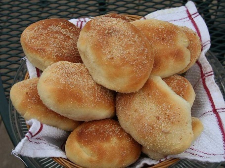 Người dân Philippines thường ăn món Pandesal vào bữa sáng. Đây là món bánh mì tròn làm từ bột, trứng, men, đường và muối. Món này thường được dùng kèm café và sữa.