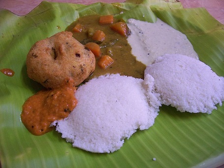 Idli wada là món ăn sáng truyền thống của một người dân miền Nam Ấn Độ. Idli là món bánh làm từ đậu đen lên men và gạo, ăn cùng với tương ớt chutney và thịt nai.