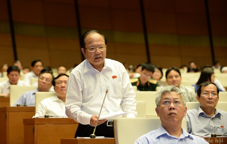 Bộ trưởng Hoàng Tuấn Anh “chưa khéo” nhưng “đã nói lên sự thật” - 1 Bộ trưởng Hoàng Tuấn Anh trả lời chất vấn ngày 17/11 (ảnh: Quochoi.vn)