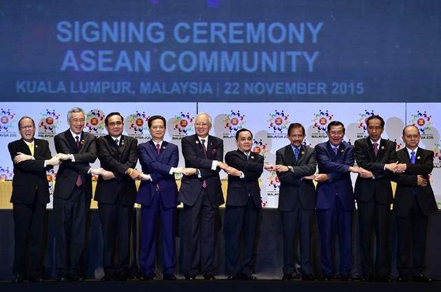 Cộng đồng ASEAN ra đời: Đón nhận thời cơ, vượt qua thách thức - 1
Lãnh đạo các nước ASEAN tại lễ ký Tuyên bố thành lập Cộng đồng ASEAN ở Kuala Lumpur, Malaysia ngày 22/11/2015 (ảnh: VGP)