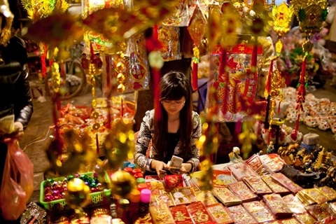 Tết luôn là dịp mua sắm lớn nhất năm của người Việt (ảnh: Bloomberg)