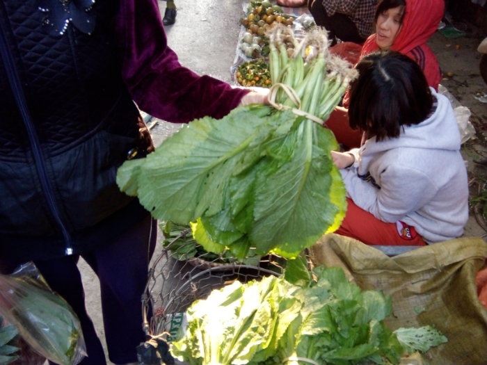 Rau xanh tăng giá gấp đôi, tiểu thương "méo mặt" vì chợ ế - 1 Rau tăng giá mạnh nhưng chợ lại ế khách