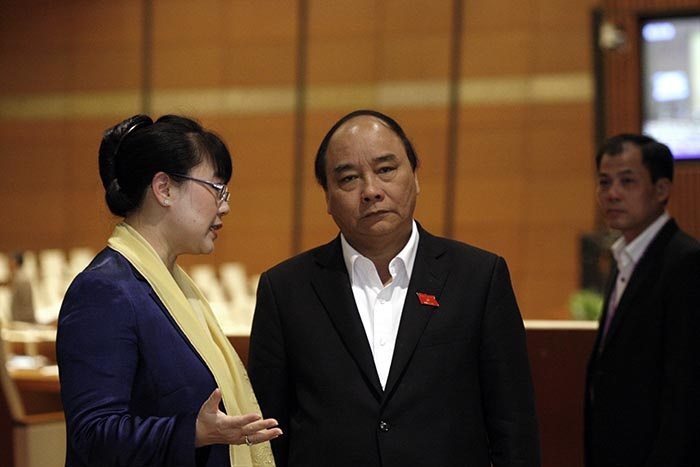 Phó Thủ tướng Nguyễn Xuân Phúc yêu cầu báo cáo về "công trình sai lầm thế kỷ" - 1 Phó Thủ tướng Nguyễn Xuân Phúc trò chuyện với các đại biểu Quốc hội trong giờ giải lao (ảnh: Việt Hưng)