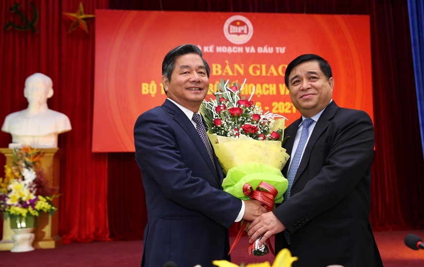 Tân Bộ trưởng Bộ Kế hoạch và Đầu tư: "Tôi không muốn lên báo chỉ để thể hiện mình" - 2 Hai thế hệ Bộ trưởng của Bộ KHĐT: ông Bùi Quang Vinh (trái) và ông Nguyễn Chí Dũng (phải) - ảnh: Lê Tiên