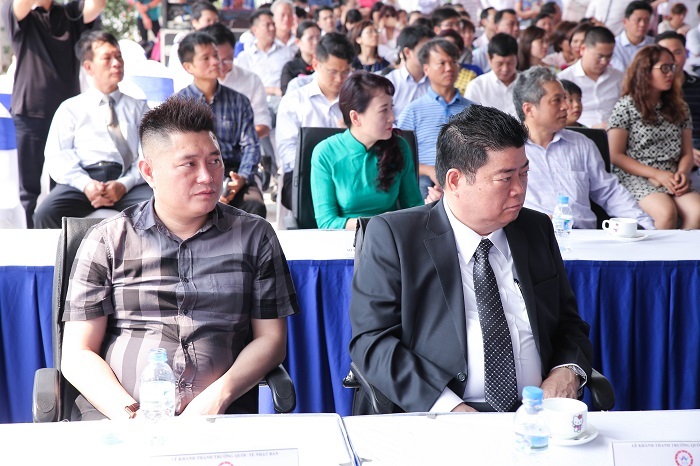 Bầu Thụy đầu tư vào giáo dục, xây trường quốc tế - 2 Bầu Thụy (trái) tham dự buổi lễ khánh thành JIS