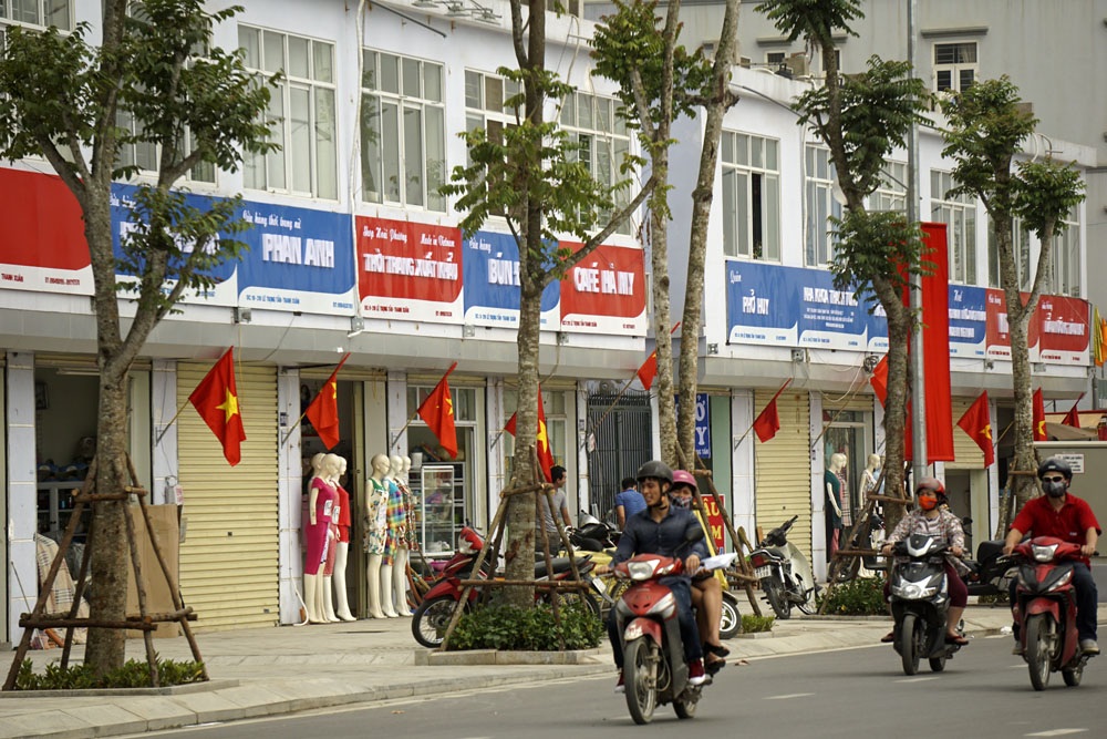 Đồng phục biển hiệu tại tuyến phố kiểu mẫu Lê Trọng Tấn