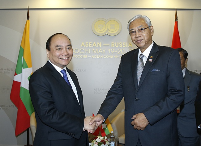Thủ tướng “gỡ khó” cho doanh nghiệp đầu tư vào ASEAN ngay trên đất Nga - 1 Thủ tướng Nguyễn Xuân Phúc và Tổng thống Myanmar Htin Kyaw - Ảnh: VGP