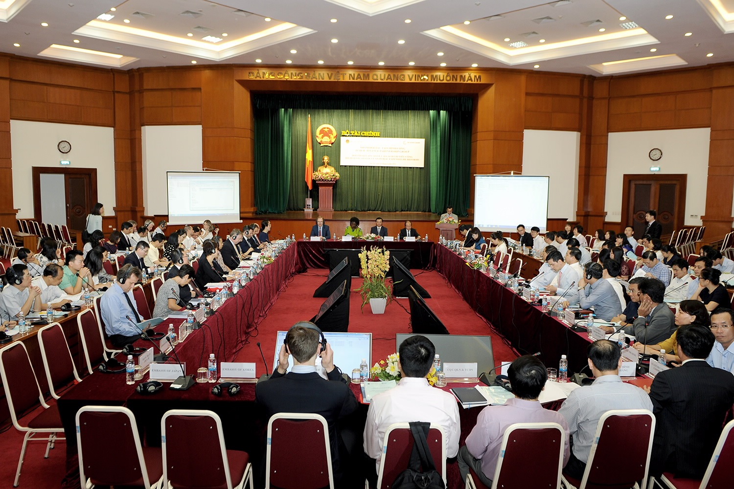 Trên 75% nợ công trong nước của Việt Nam đáo hạn trong 3 năm tới - 1 Toàn cảnh buổi đối thoại diễn ra sáng nay (3/6)