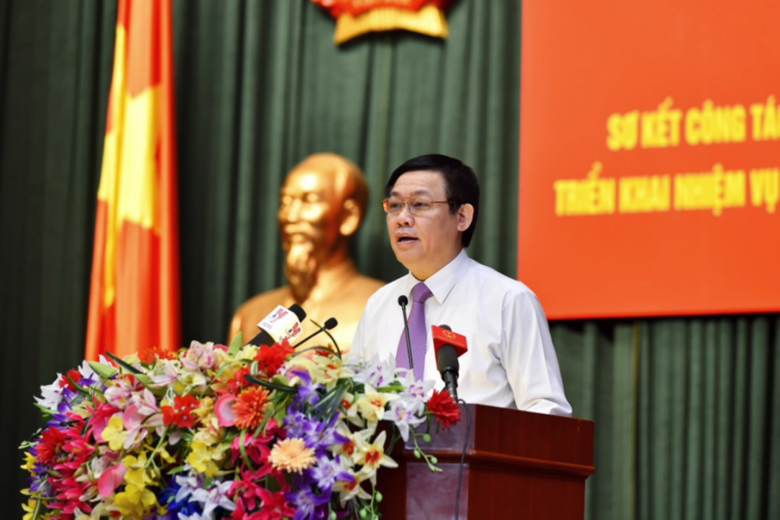 Phó Thủ tướng: "Không để nhóm lợi ích can thiệp chính sách thu, chi" - 1 Phó Thủ tướng Vương Đình Huệ chỉ đạo tại hội nghị sơ kết ngành tài chính 6 tháng đầu năm 2016.