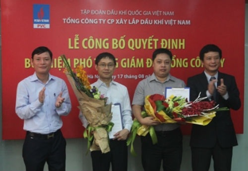 Một Phó Tổng giám đốc của PVC bất ngờ từ nhiệm - 1 Ông Trần Minh Tuấn (thứ hai từ phải sang) trong ngày nhận quyết định bổ nhiệm Phó Tổng giám đốc cùng với ông Nguyễn Mạnh Tiến (áo trắng ở giữa)