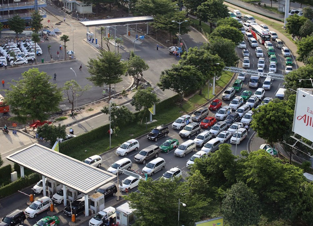 Tại cửa ngõ sân bay Tân Sơn Nhất cũng đông kín xe cộ.