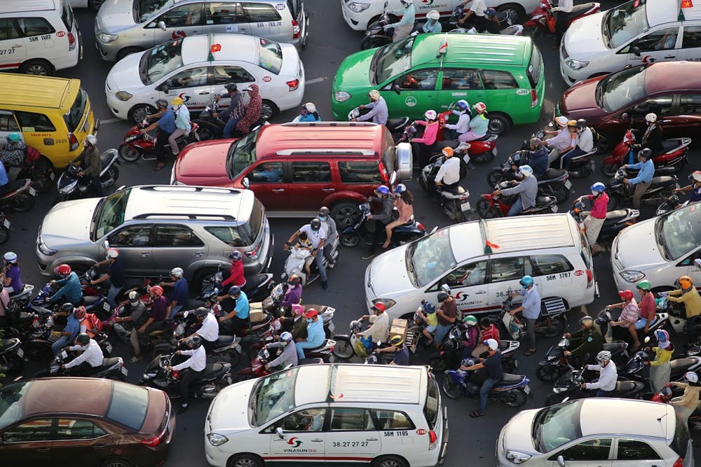 Các phương tiện chạy tán loạn, mạnh ai nấy vượt khiến tình trạng kẹt xe thêm hỗn loạn.