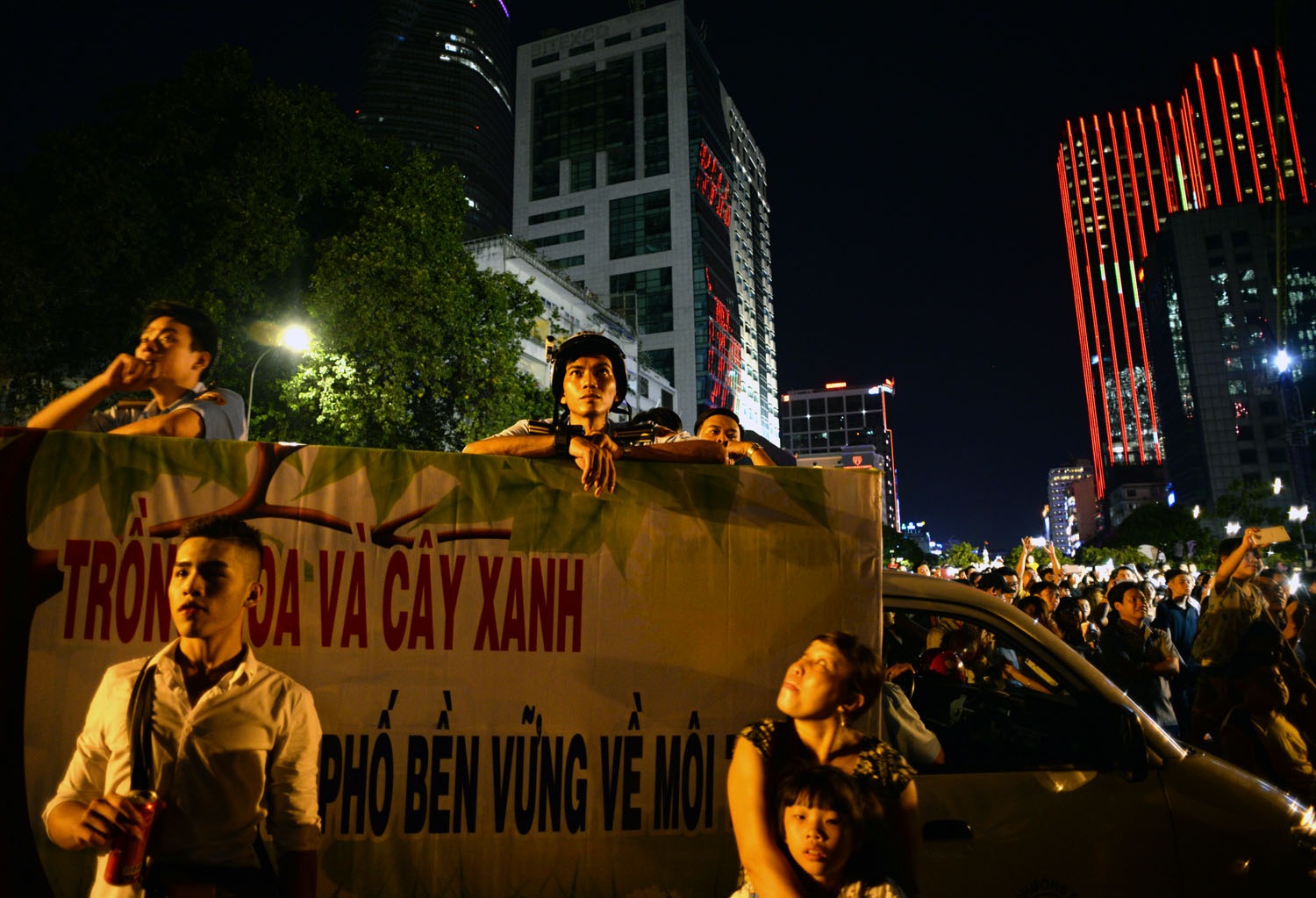 Người dân Sài Gòn vỡ òa với "bữa tiệc" pháo hoa chào mừng Quốc Khánh - 4 Những nhân viên trật tự đô thị cũng ngưng làm việc, cùng thưởng thức với người dân.