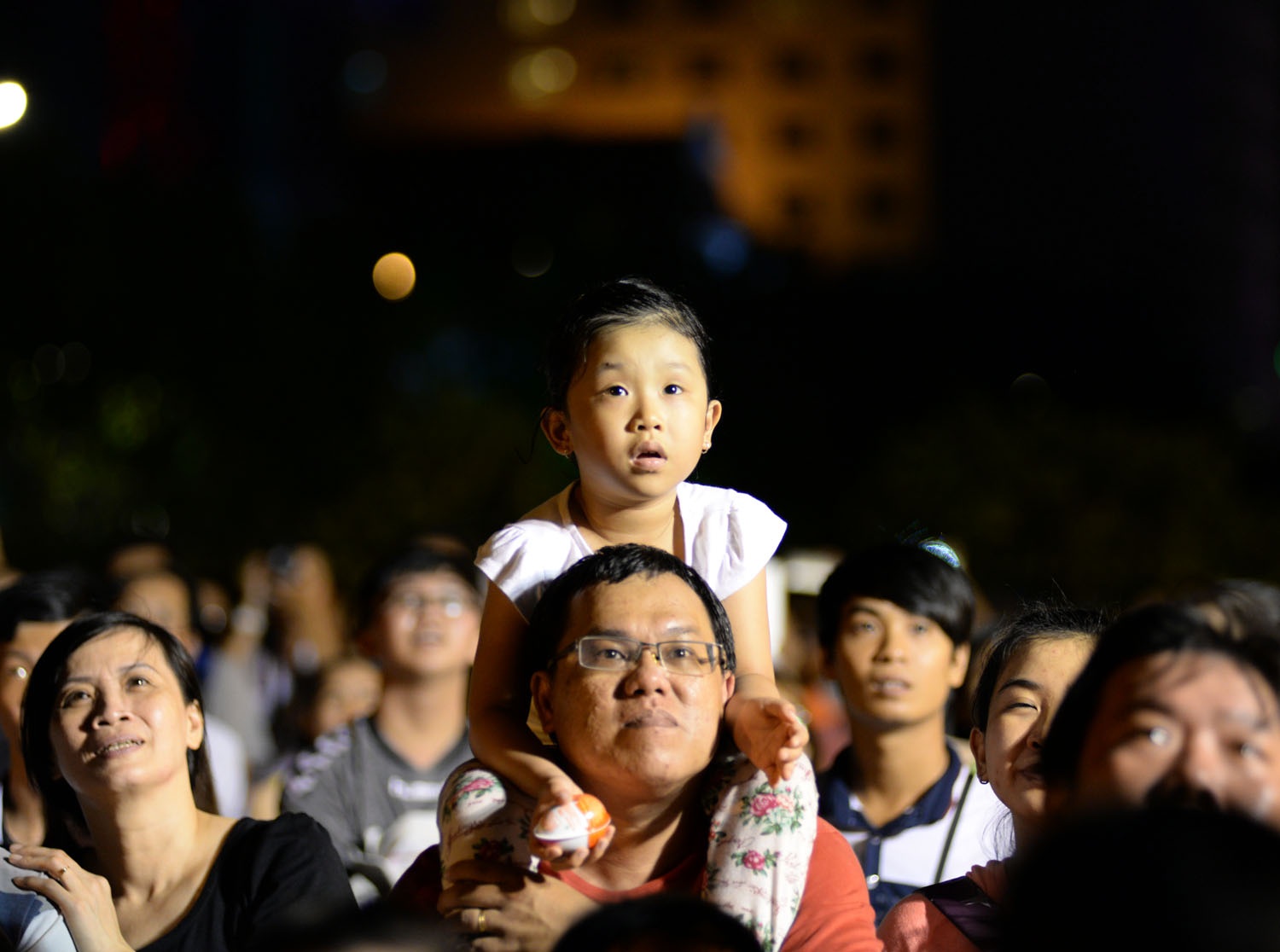 Người dân Sài Gòn vỡ òa với "bữa tiệc" pháo hoa chào mừng Quốc Khánh - 5 Nhiều em bé được bố mẹ dẫn theo chăm chú theo dõi từng đợt pháo hoa nổ tung trên trời.