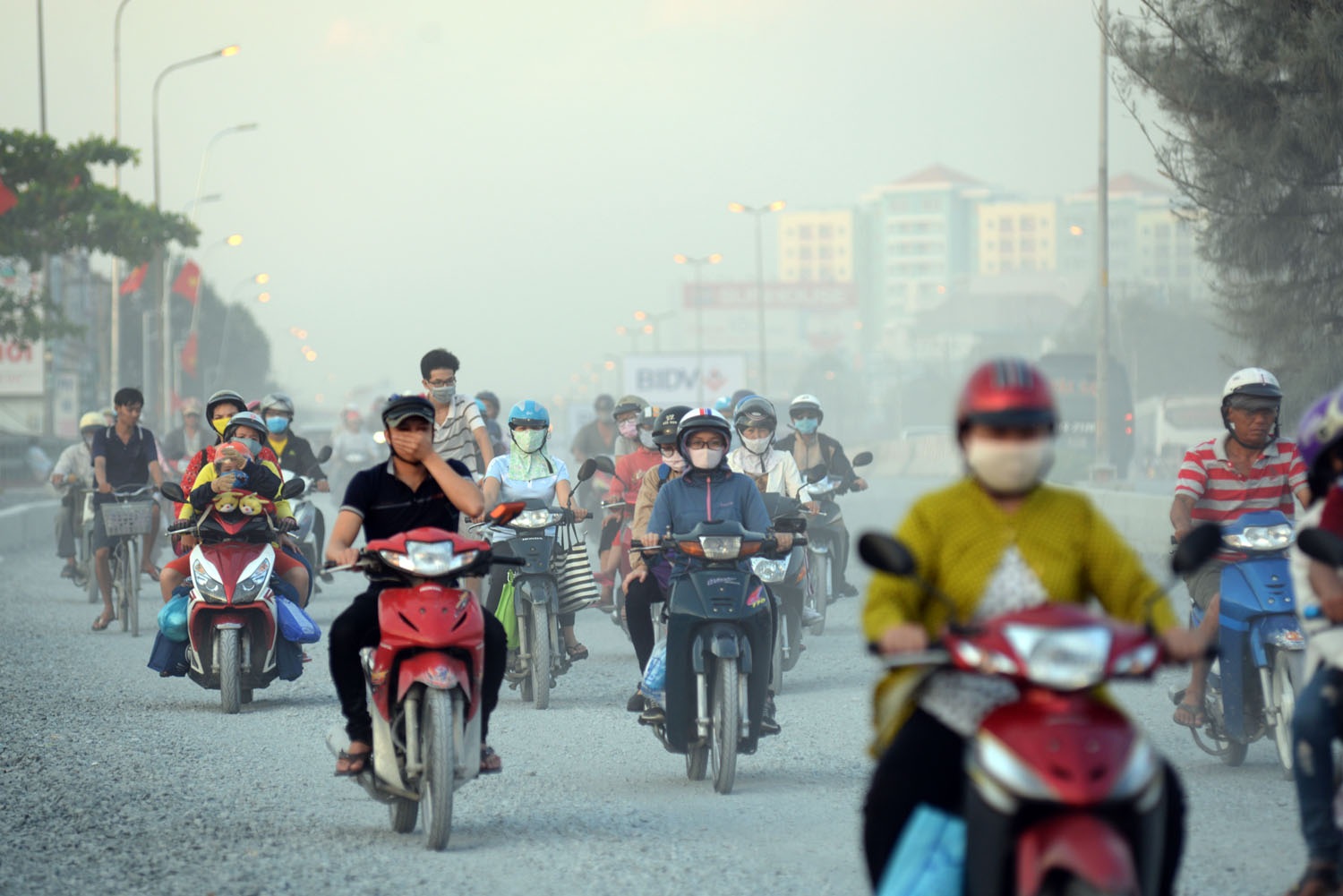 Cảnh "nhắm mắt lái xe" trên con đường bụi - 1
Đoạn đường Kinh Dương Vương đoạn từ vòng xoay An Lạc đến vòng Xoay Mũi Tàu đang trong quá trình cải tạo nâng cấp khiến bụi bặm bay kín trời.