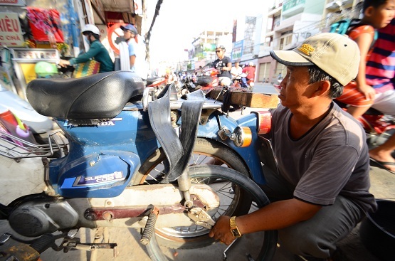 Cách đây hơn mười năm, ông Đỗ Văn Út, một người đàn ông sau khi trãi qua những sóng gió cuộc đời đã đến con hẻm này hành nghề sửa xe máy. Đồng cảm với những mảnh đời bất hạnh, ông đã mở nhiều dịch vụ “miễn phí” đầy nghĩa tình bằng chính sức lao động của mình… Cách đây hơn mười năm, ông Đỗ Văn Út, một người đàn ông sau khi trải qua những sóng gió cuộc đời đã đến con hẻm này hành nghề sửa xe máy. Đồng cảm với những mảnh đời bất hạnh, ông đã mở nhiều dịch vụ “miễn phí” đầy nghĩa tình bằng chính sức lao động của mình…