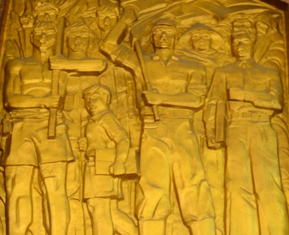 Phù điêu ở Nhà hát Kịch TP