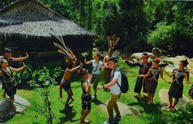 Làng Văn Hóa Mari Mari được thành lập từ tháng 12/2008, được xem như là bảo tàng của các dân tộc thiểu số. Ở đây giới thiệu về lịch sử, văn hóa truyền thống của 5 bộ tộc: Kadazan-Dusun, Rungus, Lundayed, Bajau và Murut. (Malaysia)