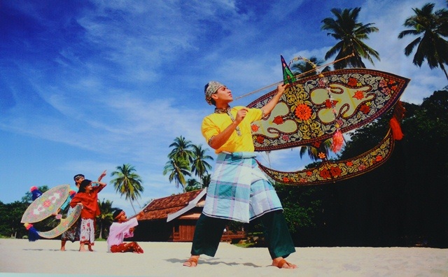 WAU là tên của một loại diều truyền thống Malaysia. Loại diều này nhiều màu sắc và rất tinh xảo.