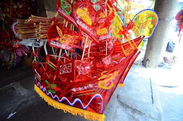 “Hối hả” mùa Trung thu ở làng lồng đèn Phú Bình - 9 Lồng đèn hình thuyền.