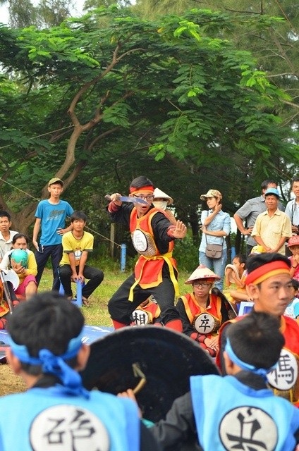 Những màn biểu diễn võ thuật hấp dẫn trong trận đấu cờ người - 9 Khi chuyển nước, kỳ nhân phải vừa di chuyển vừa đi quyền cước.