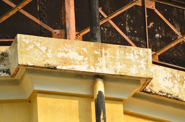 "Sừng sững" thủy đài tồn tại qua 3 thế kỷ - 5 Đoạn ống âm vào thân cột.