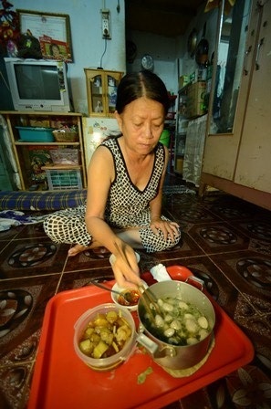 Niềm vui của người phụ nữ hơn mười năm bán máu nuôi mẹ - 3 Bữa ăm đạm bạc gồm bầu kho, canh củ môn.