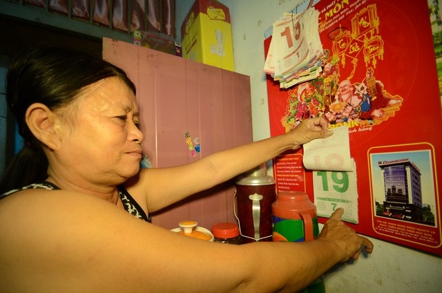 Niềm vui của người phụ nữ hơn mười năm bán máu nuôi mẹ - 1 Theo dõi lịch, chờ ngày bệnh viện gọi lên lấy tiểu cầu.