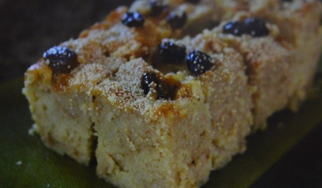 Bánh bột với nước cốt dừa, bơ và nho khô.