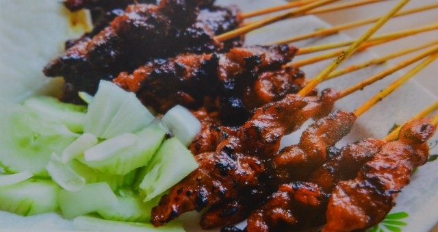 Thịt xiên nướng Satay không chỉ có mặt Singapore mà ở hầu khắp các quốc gia Đông Nam Á. Thịt được thái lát mỏng, xiên vào que tre, tẩm ướp gia vị đậm đà, hơi ngọt rồi nướng trên than hồng. Satay đứng thứ 14 trên tổng số 50 món ăn hấp dẫn nhất hành tinh do CNN GO bình chọn năm 2011.