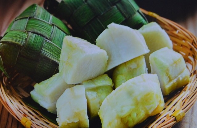 Bánh gạo gói lá cọ.