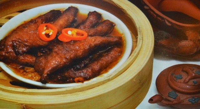 Dimsum ( hay còn gọi là điểm tâm) là loại hình ẩm thực của Trung Hoa bao gồm các món ăn nhẹ, phục vụ cho bữa sáng hay các buổi ăn nhẹ trong ngày. Có khoảng 100 món ăn khác nhau, chế biến từ gạo, bột mì, nhân thịt hoặc hải sản.