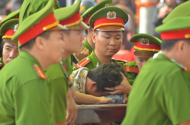 "Đi cả trăm cây để nhìn mặt mấy tên sát thủ giết 6 người" - 3
Người thân gục khóc khi nghe lại tình tiết vụ án.