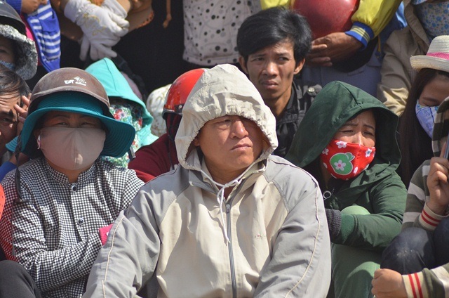 "Đi cả trăm cây để nhìn mặt mấy tên sát thủ giết 6 người" - 1
Từ sáng sớm rất đông người dân đã đến tham dự phiên tòa xét xử Nguyễn Hải Dương và đồng bọn. Ông Phạm Văn Nam từ Bù Đốp, cách nơi xử án khoảng 100 km cũng tìm lên đây chỉ để nhìn tận mắt tên mấy tên sát thủ.