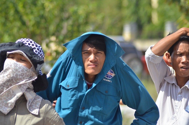 "Đi cả trăm cây để nhìn mặt mấy tên sát thủ giết 6 người" - 9
Kéo áo qua đầu che nắng.