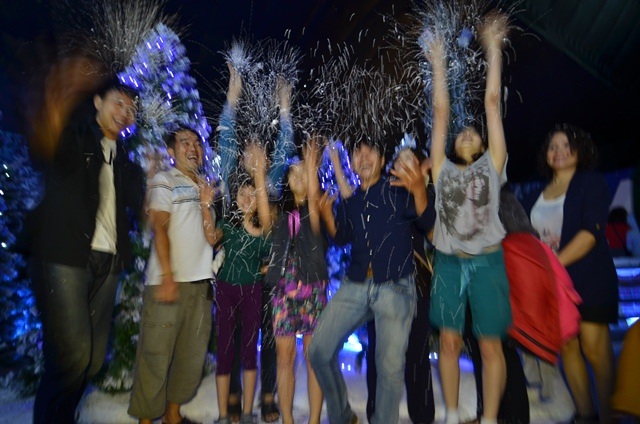 Độc đáo “tuyết rơi” giữa… Sài Gòn - 8 Độc đáo “tuyết rơi” giữa… Sài Gòn - 8
