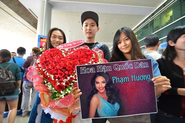 Clip: Hoa hậu Phạm Hương trở về trong vòng tay mẹ và người hâm mộ - 6 Clip: Hoa hậu Phạm Hương trở về trong vòng tay mẹ và người hâm mộ - 6