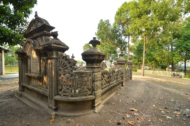 Kiến trúc thành bao và nấm mộ được bảo tồn khá nguyên vẹn. Thành bao được xây dựng khép kín, với bốn hàng cột vuông được bố trí đối xứng nhau.